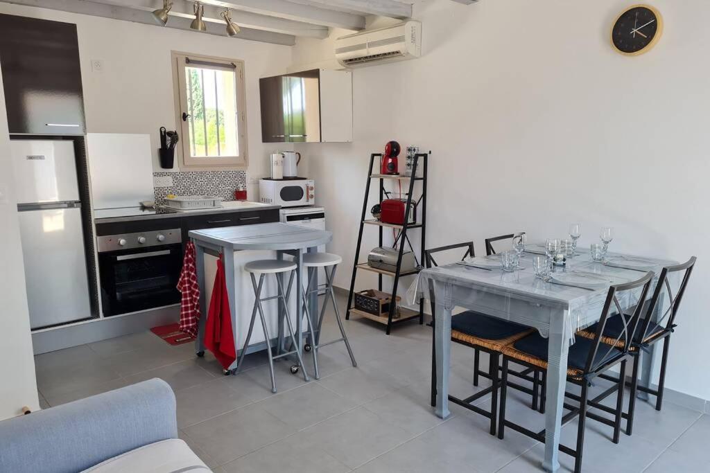 Appart Cosy Avec Son Exterieur Chaleureux,Piscine Et Parking Prive Fontvieille Kültér fotó