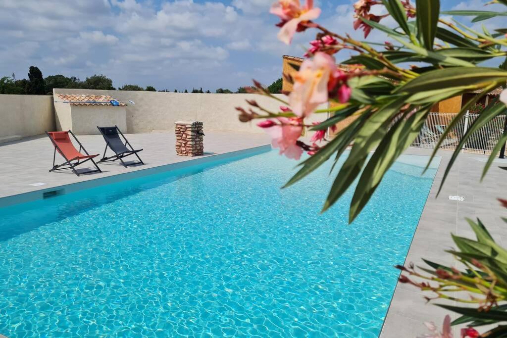 Appart Cosy Avec Son Exterieur Chaleureux,Piscine Et Parking Prive Fontvieille Kültér fotó