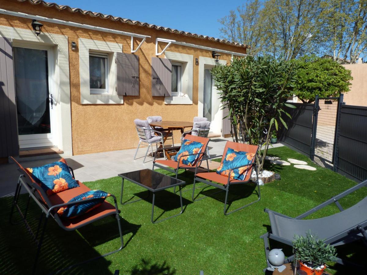 Appart Cosy Avec Son Exterieur Chaleureux,Piscine Et Parking Prive Fontvieille Kültér fotó